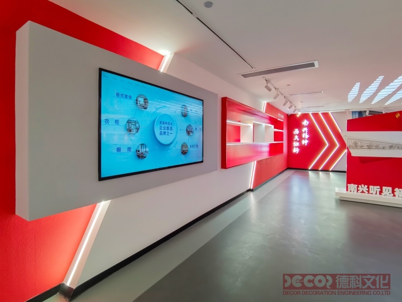 黨政展廳設計中的展示布局應如何引導觀眾參觀？