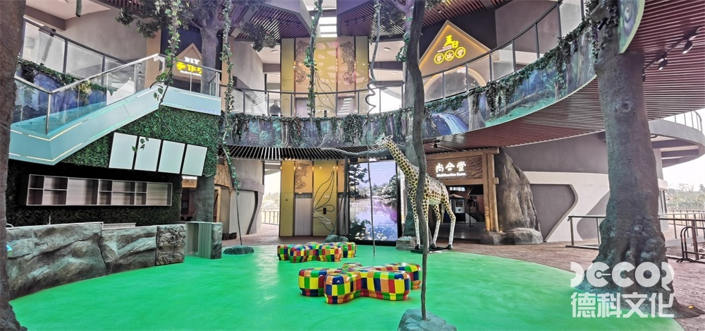 文化展館設計中，如何利用展示方式和裝置來展示不同文化的美學和審美特點？